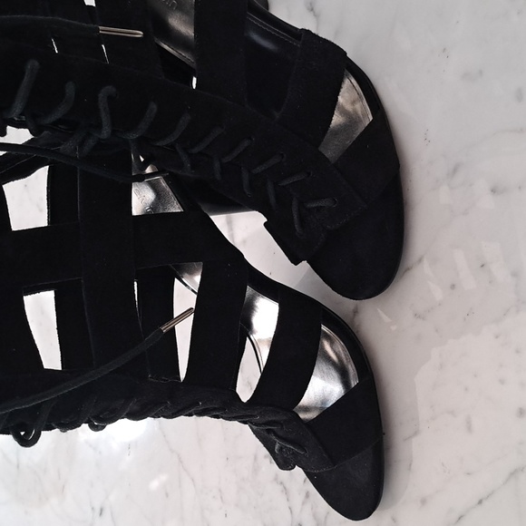 Shoe - Picture 2 of 4